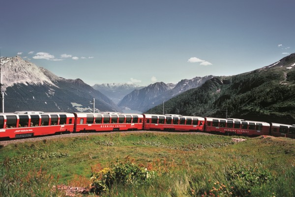 Eine Fahrt von den Gletschern zu den Palmen:
Der Panoramazug des Bernina Express auf der UNESCO-Strecke. © Rhätische Bahn