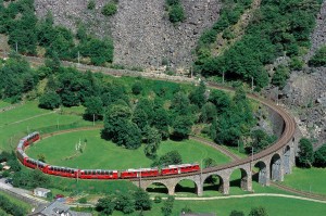 Ein Höhepunkt der Bernina-Tour: Das Kreis-Viadukt in Brusio. © Rhätische Bahn.