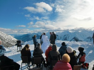 Heiraten auf über 2.000 Meter Höhe und dann auf Snowboards ins Tal fahren? In Kanada kein Problem / Thoma-Bregar
