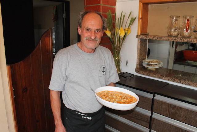 Jorge Pinhao, Präsident der Bacalhau-Bruderschaft, kocht in seinem Restaurant „Bela Ria“ mehr als 1000 Stockfisch-Rezepte; Foto: Heiner Sieger