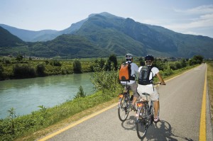 Vom "normalen" Fahrrad bis hin zum E-Bike - die Routen im Trentino sind für beide ideal. Foto: Trentino Marketing/Ronny Kiaulehn/Vallagarina