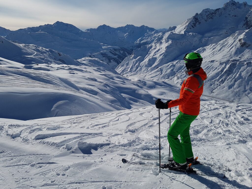 Traumtag: Der Blick vom Skigebiet in Zürs am Arlberg – gleich nach dem Ausstieg aus dem Hexenboden-Sechser.