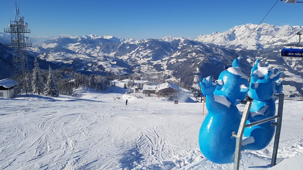 Sonne pur, perfekte Pisten – einen besseren persönlichen Start in die Skisaison 2018/19 kann man sich nicht wünschen. Da freuen sich sogar die Geister Gspensti und Spuki, die Maskottchen vom Geisterberg in St. Johann/Alpendorf, , die den Skifahrern freundlich hinterherwinken.