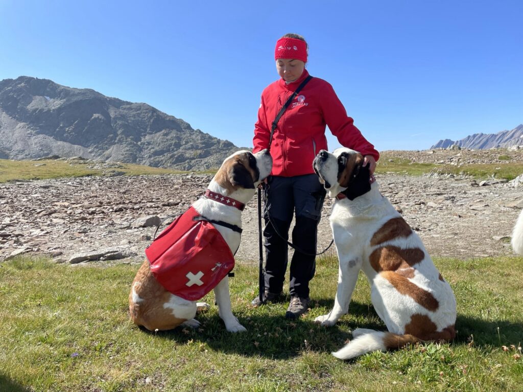 Hundetrainerin Alexandra führt auch Gäste durch die Bergwelt