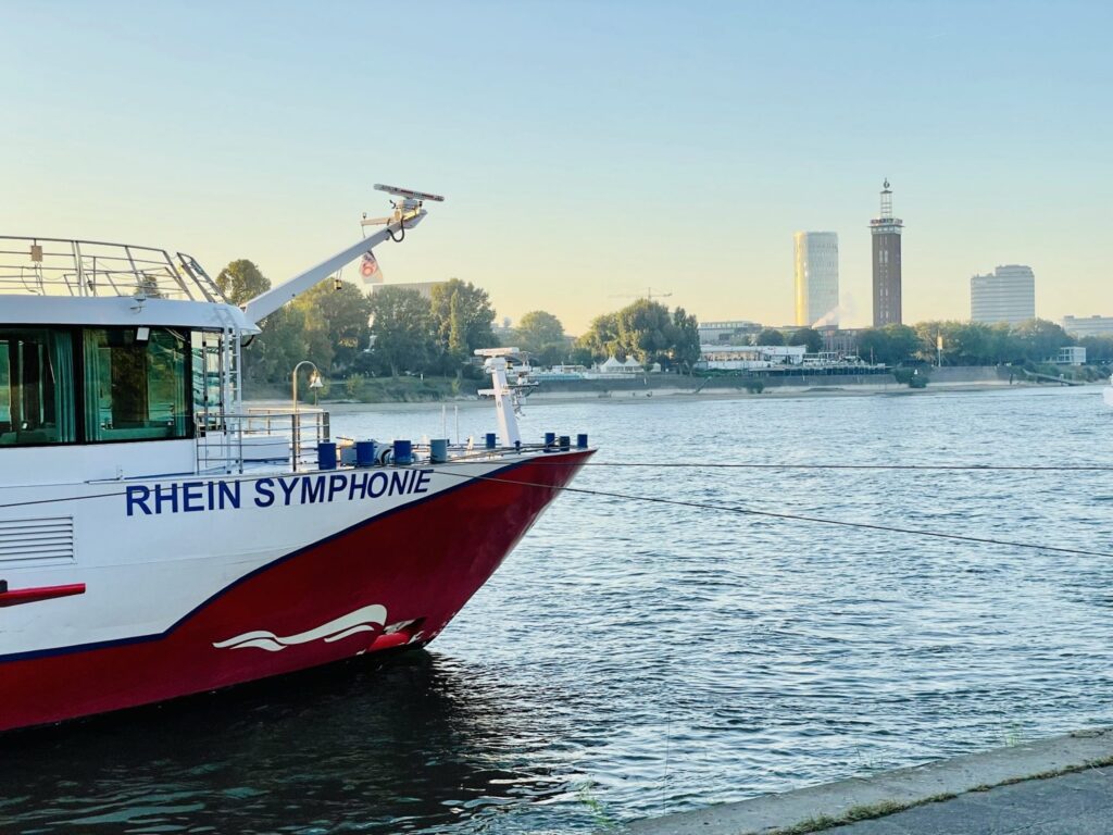 MS Rhein Symphonie am Anleger in unmittelbarer Nähe des Hauptbahnhofs von Amsterdam