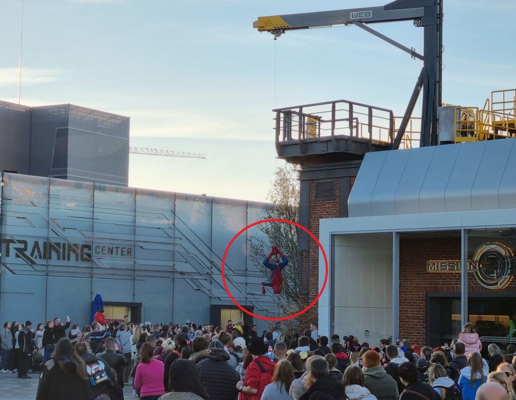 Cool: Auf dem neuen Avengers Campus taucht plötzlich schon mal Spider-Man auf, der sich irgendwo abseilt. Foto: Bauroth