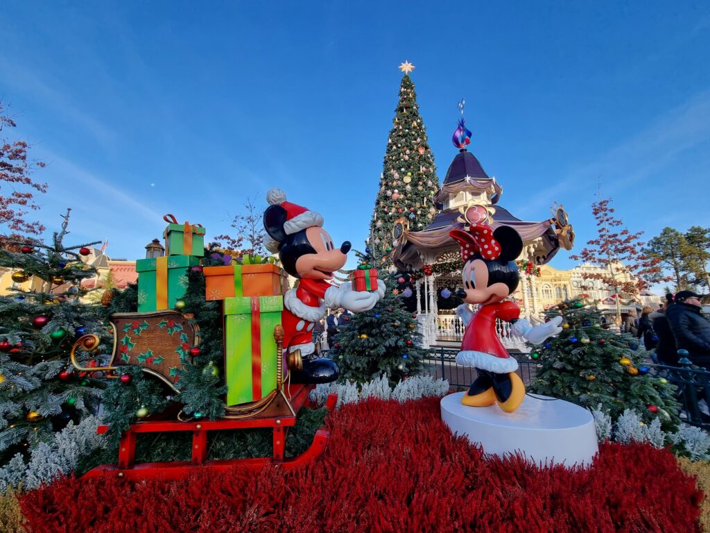 Das Disneyland Paris verzaubert mit einer ganz besonderen Weihnachtsstimmung - hier freut sich Minnie Maus über ein Geschenk von Micky Maus.