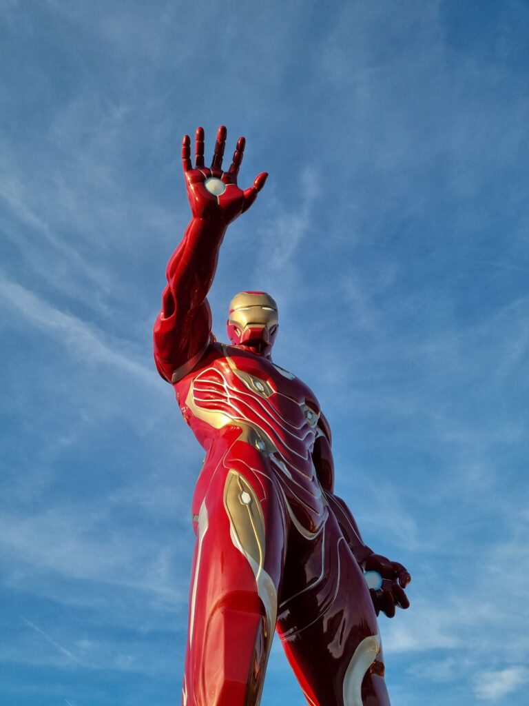 Ironman steht unter anderem vor dem New York Hotel in Disneyland Paris. Foto: Bauroth