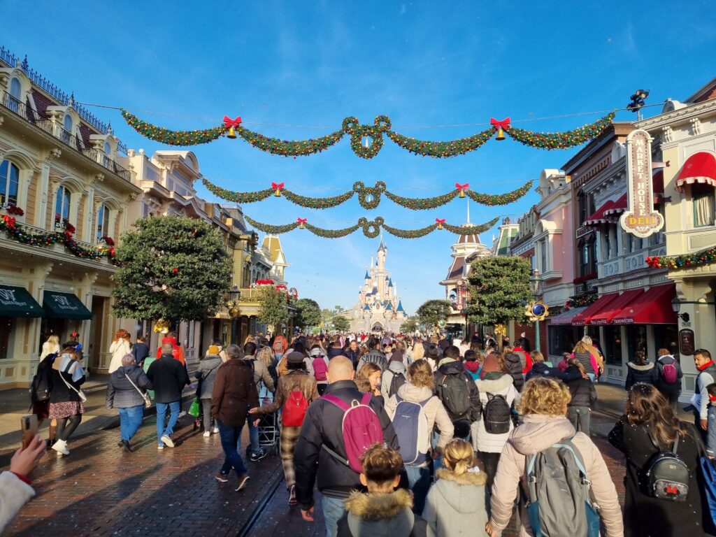 Sieben Kilometer Girlanden sind in den beiden Parks und an Weihnachtsbäumen im Disneyland Paris aufgehangen worden. Foto: Bauroth
