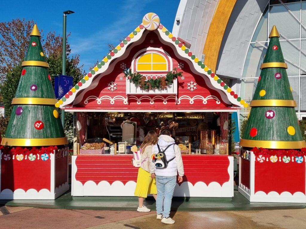 Im Disney Village gibt es Buden, die Weihnachtsmarktflair vermitteln. Foto: Bauroth