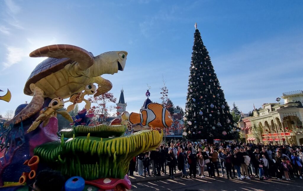 "Disney Stars on Parade": Hier schwimmt Clownfisch Nemo mit seinen Freunden am Weihnachtsbaum vorbei. Foto: Bauroth