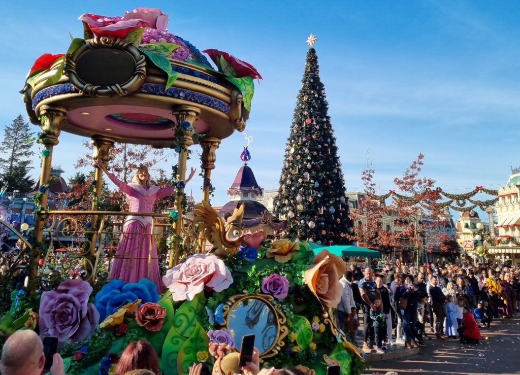 "Disneys Stars on Parade": Dornröschen darf nicht fehlen. Im Hintergrund: der schöne Weihnachtsbaum. Foto: Bauroth