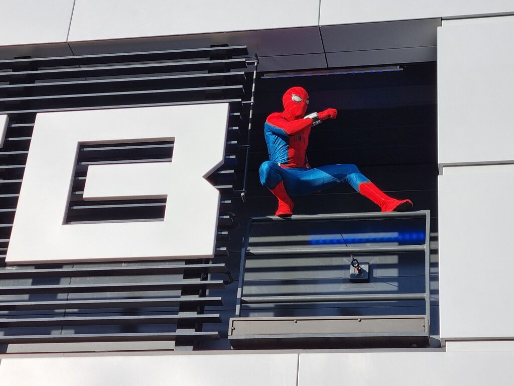 Spider-Man taucht im Dachbereich der neuen Attraktion, die ihm gewidmet ist auf. Foto: Bauroth