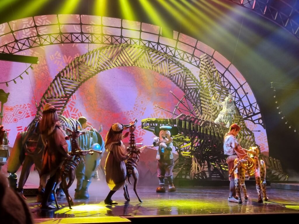 Zauberhaft inszeniert: Die Tiere aus "Der König der Löwen" tanzen mit Micky auf der Bühne. Foto: Bauroth