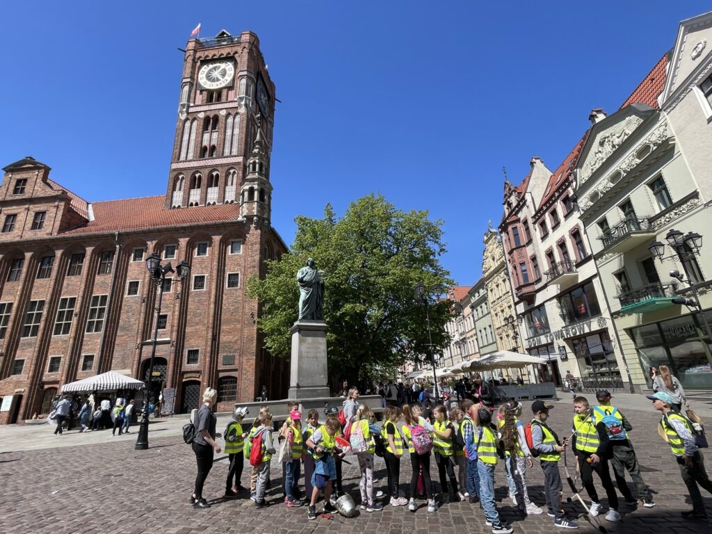 Auf dem Marktplatz von Toruń herrscht am Kopernikusdenkmal immer Hochbetrieb Foto: Weirauch