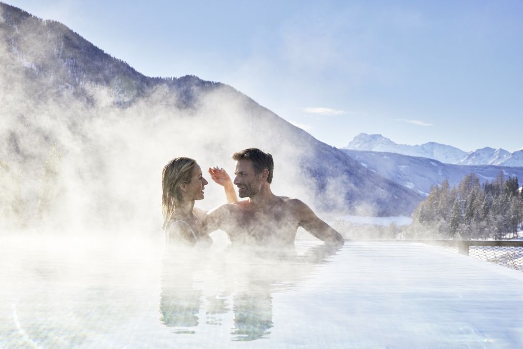 Wellnessen im Herbst - gerade auch im November - liegt im Trend. Top Wellnesshotels wie das Hotel Quelle Nature Spa Resort im Gsiesertal in Südtirol bietet passende Pakete an. Bild: Huber/Hotel Quelle