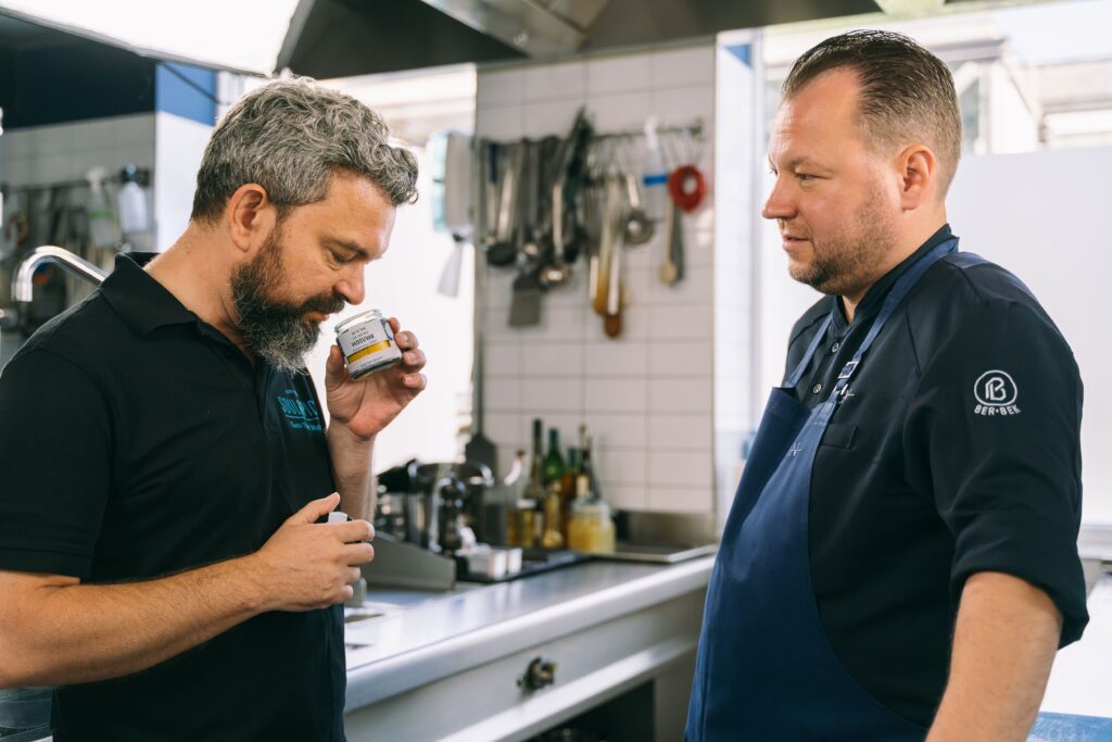 SoulSpice-Gründer Boris Rafalski und Drei-Sterne_Koch Jan Hartwig in der Restaurantküche