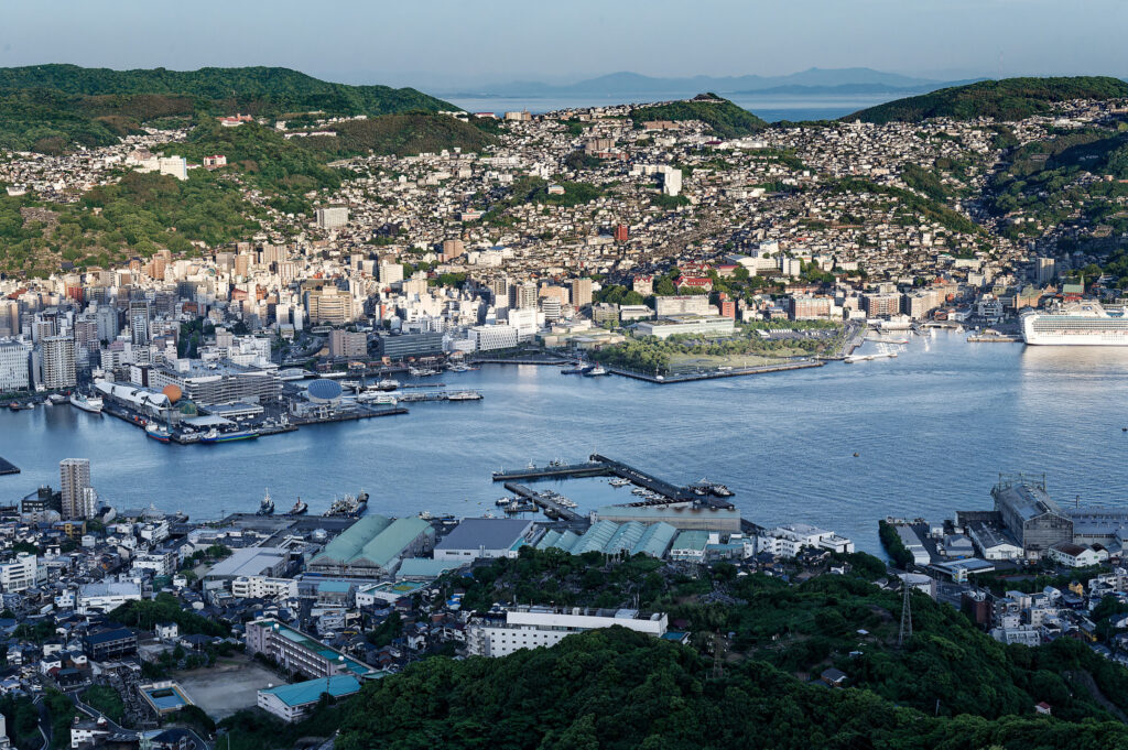 Nagasaki auf Kyushu ist liegt malerisch an der Mündung des Urakami-Flusses und ist eine lebhafte und heitere Stadt.