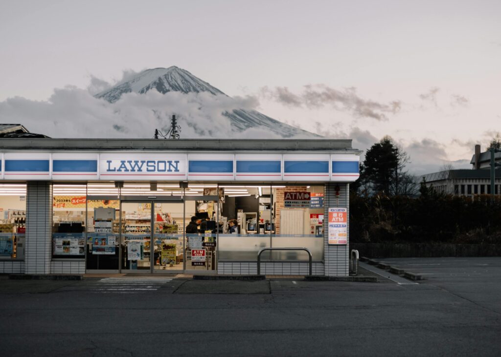 Das Lawson-Konbini vor dem Mount Fuji. Es ist einer der beliebtesten Fotospots in Japan.