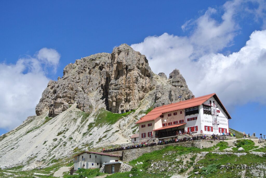 Auf den Spuren spanischer Hirten und Bauern: Die Selfguided-Reise von Hauser Exkursionen führt durch das Hinterland der südlichen Pyrenäen mit Blick auf die Bergkette von Comillini Foto: Hauser Exkursionen/Manfred Häupl