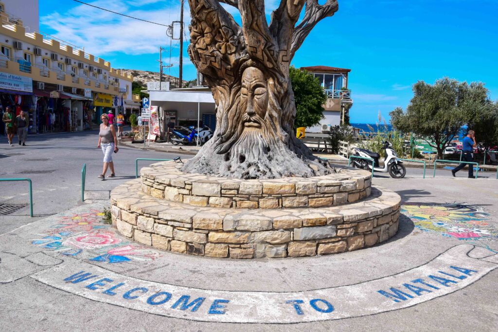 geschnitzter Baum Welcome to Matala Kreta Griechenland