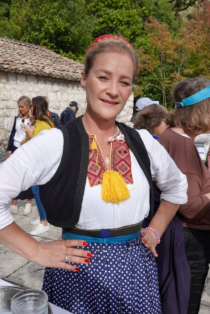 Begrüßung traditionelle kroatische Tracht Mlinica Olea Azamara Quest Weintour