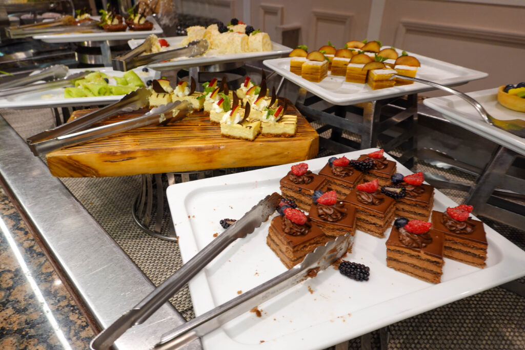 Azamara Quest Auswahl Dessert Buffet Windows Cafe