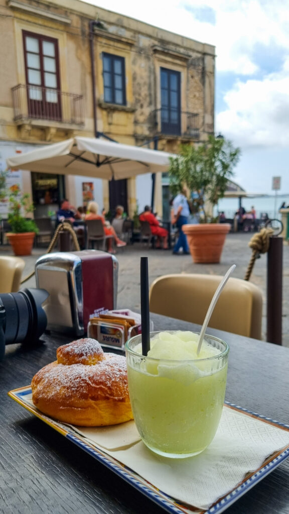 Granita Siciliana con brioche col tuppo Syrakus Sizilien