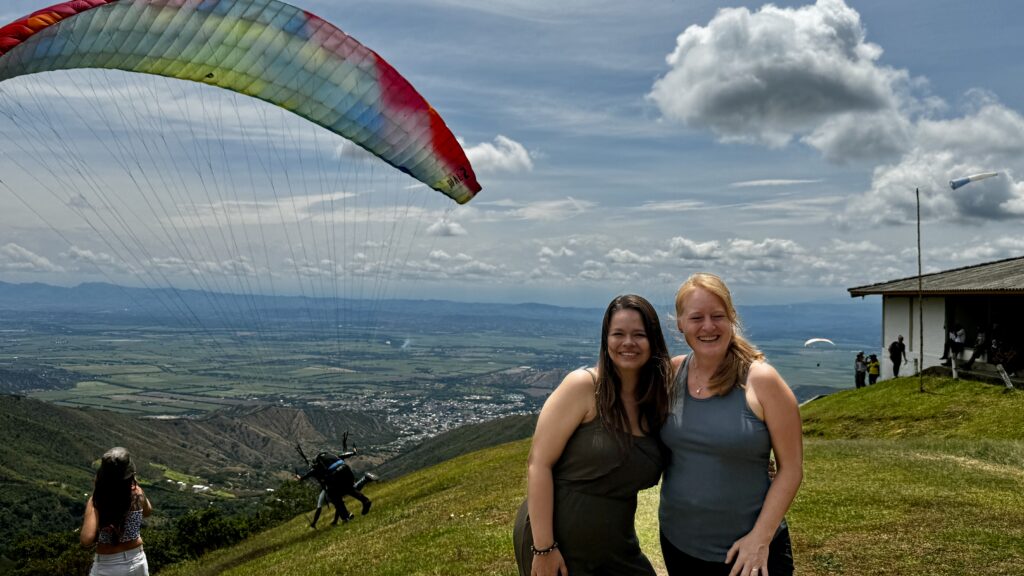 Irina Grassmann mit Alejandra Hernández in Roldanillo, Kolumbien – Pioneros del Turismo