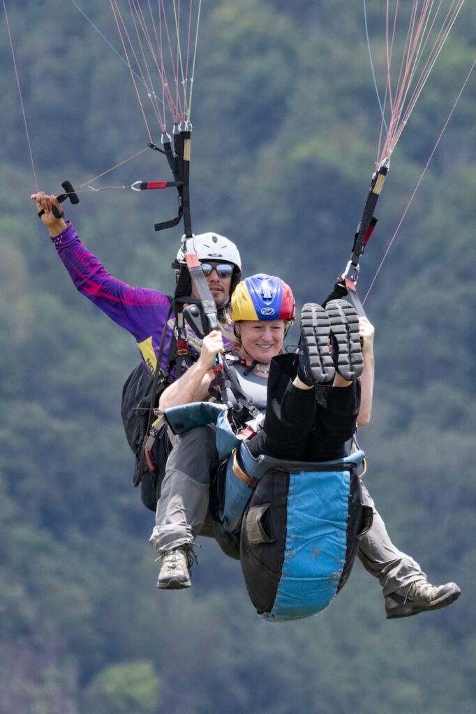 Irina Grassmann beim Landen. Paragliding über Roldanillo, Kolumbien – mit Viajes Mágicos, im Rahmen der Serie „Pioneros del Turismo“. Foto © Patricia Molaioli.