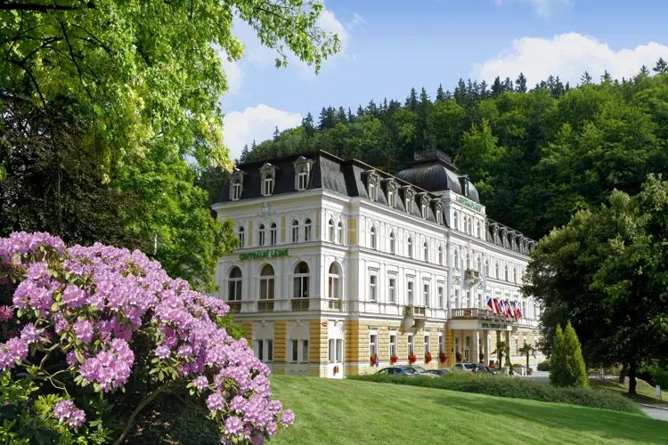 Das Centrální Lázně Health Spa Hotel ist das älteste Kurhaus in Marienbad und steht genau dort, wo 1812 das erste Badehaus errichtet wurde. Nutzen Sie die Heilkräfte der hoteleigenen Mineralquellen, des regional abgebauten Torfes und der einzigartigen Maria-Naturgasquelle.