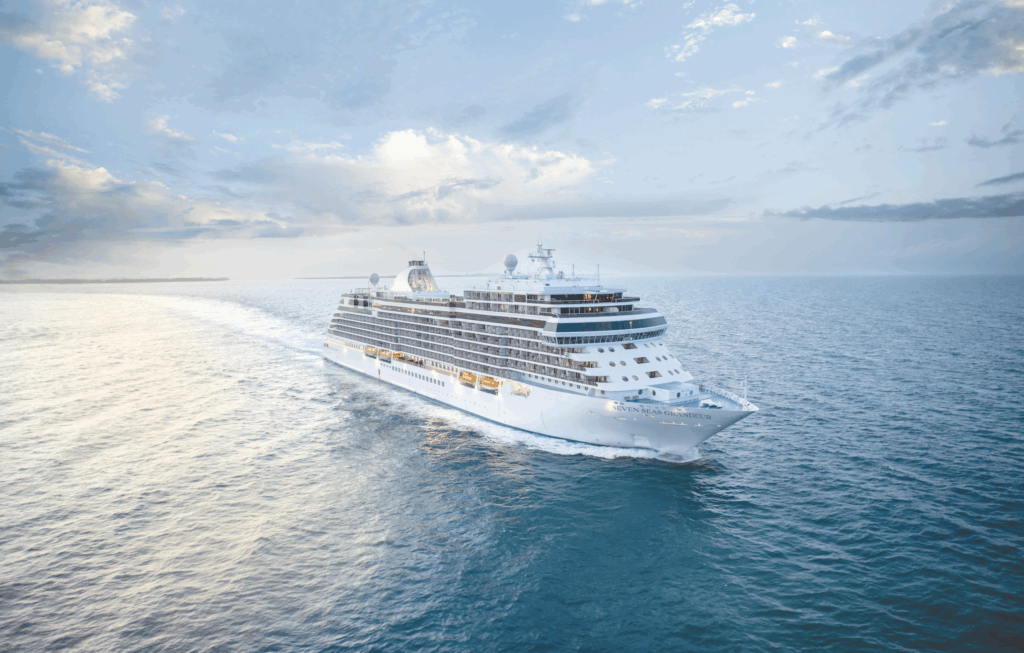 Das Kreuzfahrtschiff Regent Seven Seas Grandeur auf dem Meer