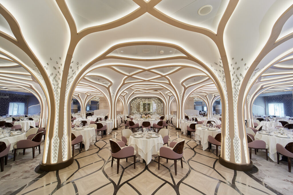 Das Hauptrestaurant an Bord des Schiffes Regent Seven Seas Grandeur leuchtet wie ein Zauberwald