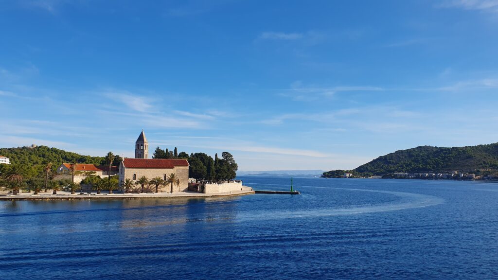 Blick auf die Insel Vis von Bord der MY Solaris Motoryacht vom Anbieter I.D. Riva Tours. Credit: Mike Badstübner