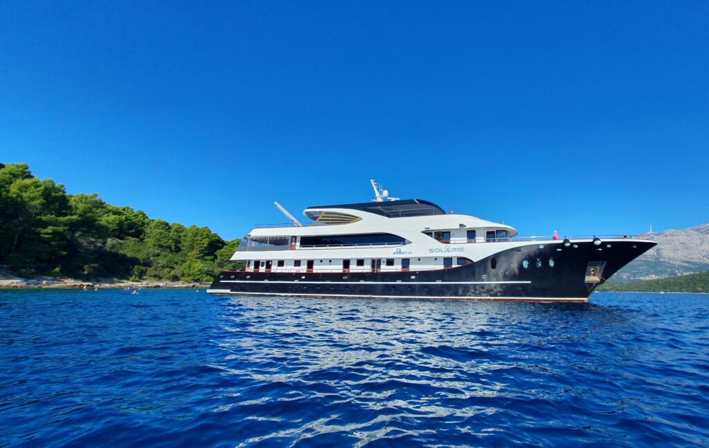 Motoryacht MY Solaris von I.D. Riva Tours für ein Kroatien Inselhopping. Credit: Mike Badstübner
