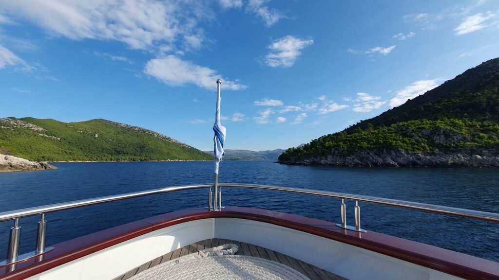 Panoramablicke von Bord der MY Solars Motoryacht entlang der dalmatischen Küste Kroatiens. Credit: Mike Badstübner