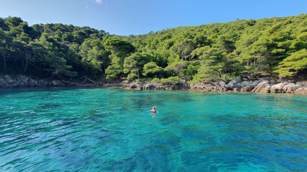 Klares, türkisfarbenes Wasser in der Adria Kroatiens. Credit: Mike Badstübner