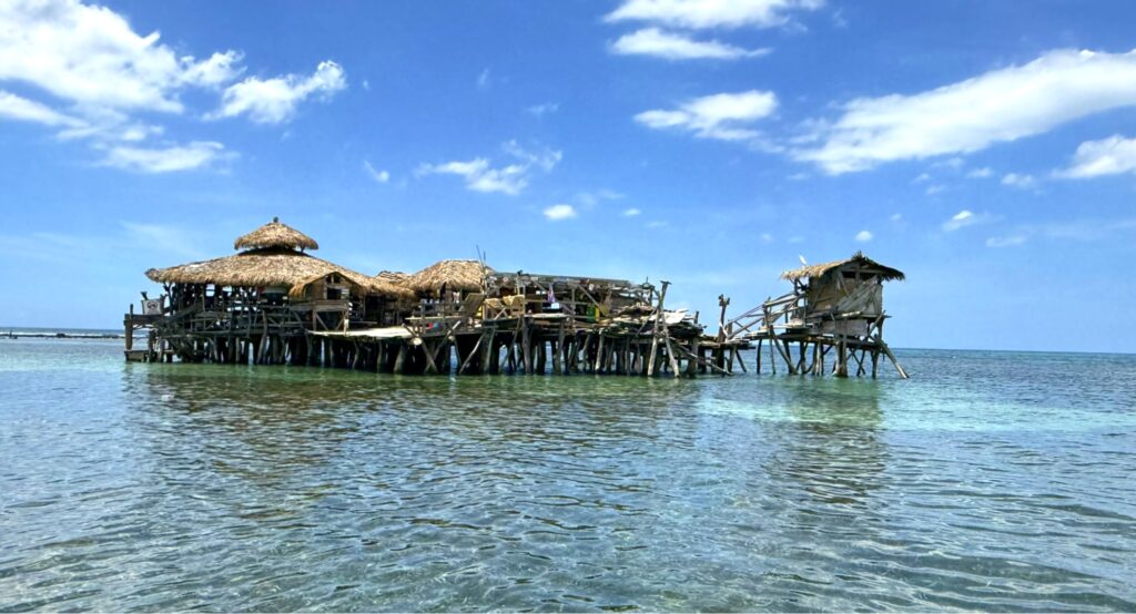 Pelican Bar im tiefblauen Meer - Karibik-Magie pur.