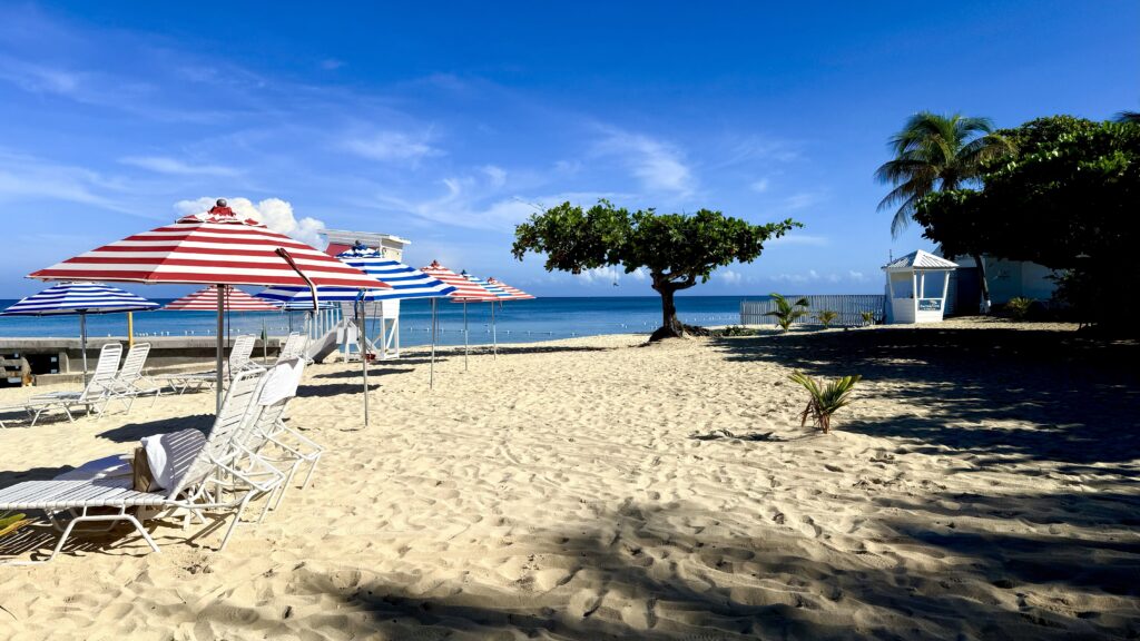 Doctor's Cave Beach lockt mit weißem Strand - Jamaika Reise 