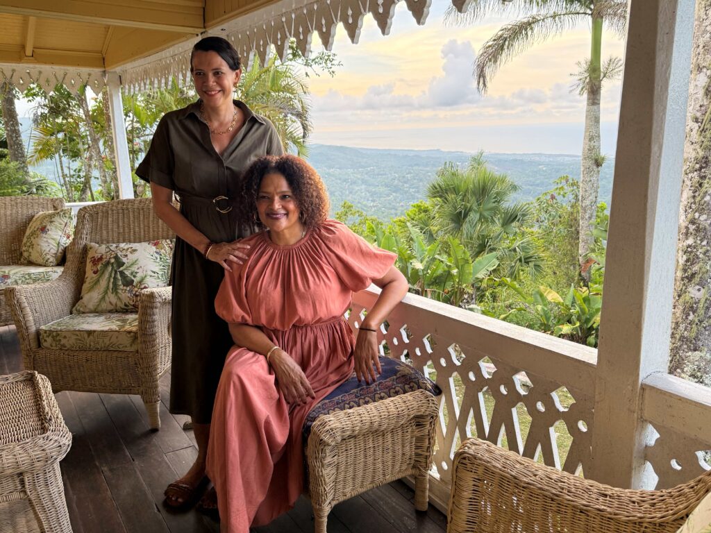 Michelle und Suzanne Rousseau auf ihrer Terrasse in Saint Ann