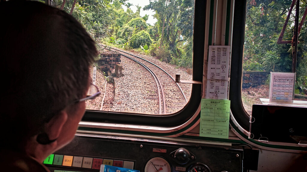 Blick aus dem Cockpit des Zuges auf die Gleise