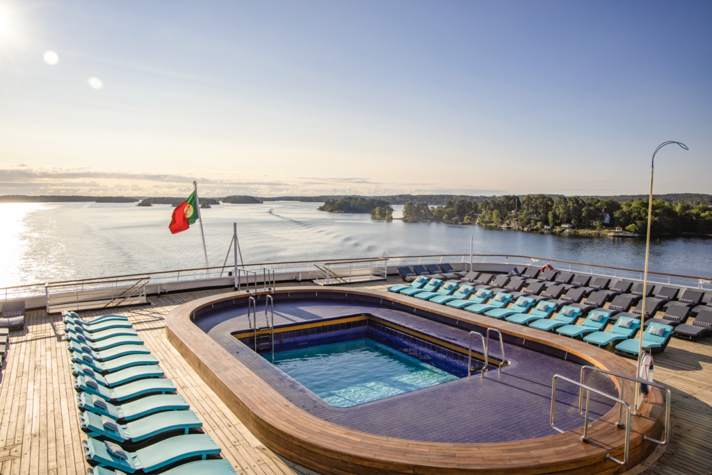 Eines von zwei Pooldecks an Bord der Vasco da Gama. Foto: Nicko Cruises