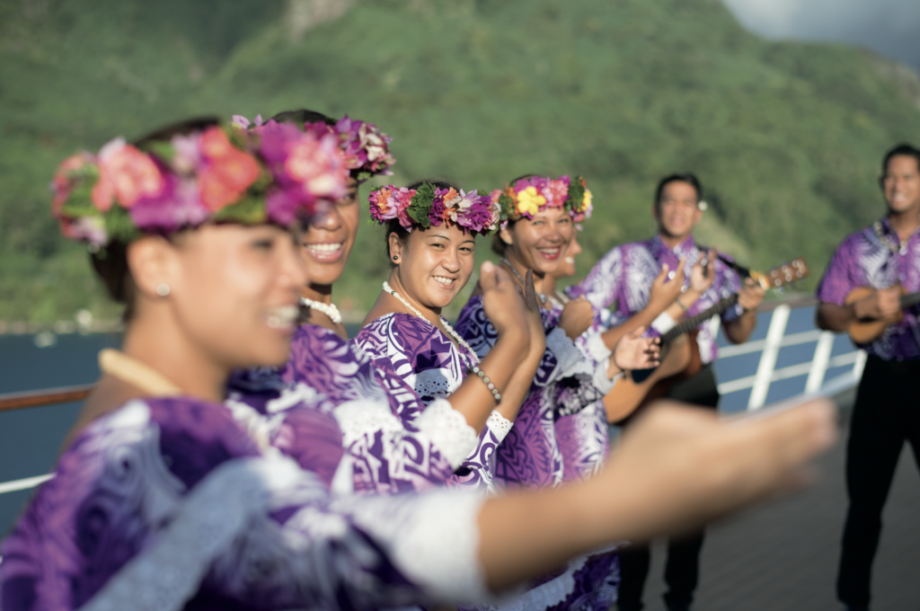 PONANT Gästebetreuer - die Gauguins und Gaugines (c) Tim McKenna - Paul Gauguin