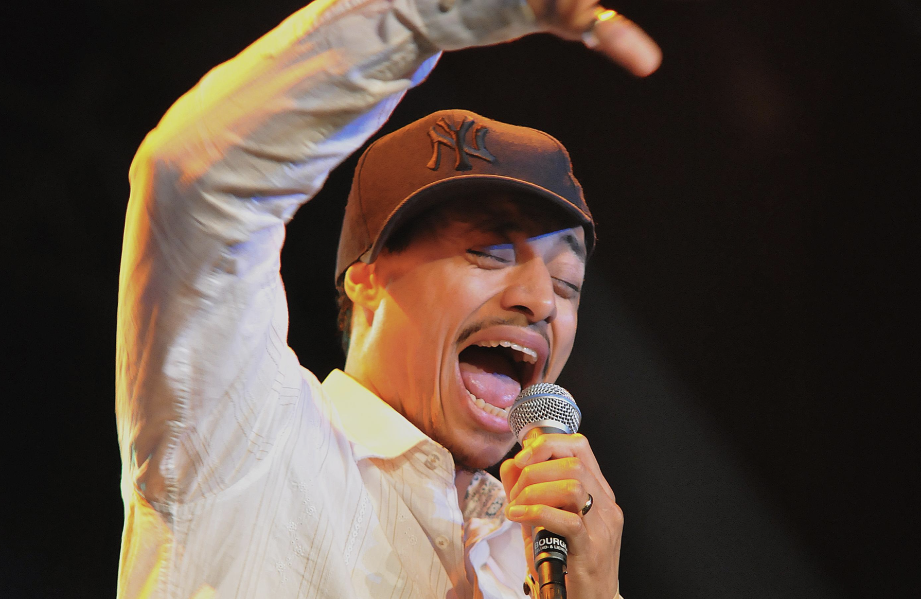 Sänger auf der Bühne des Festivals Canarias Jazz & Más