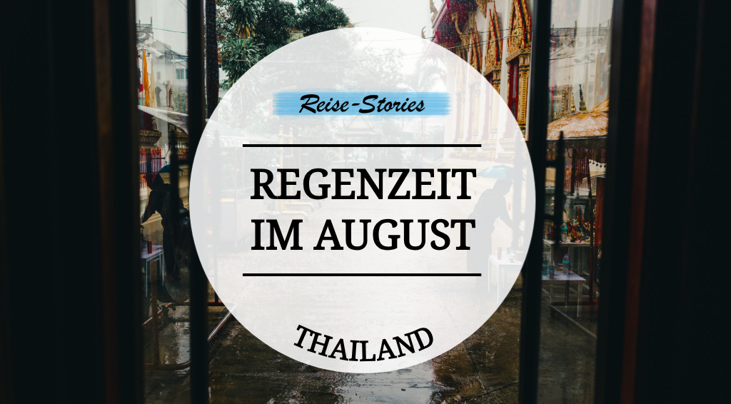 Thailand Regenzeit im August mit Tempel in Bangkok bei Regen