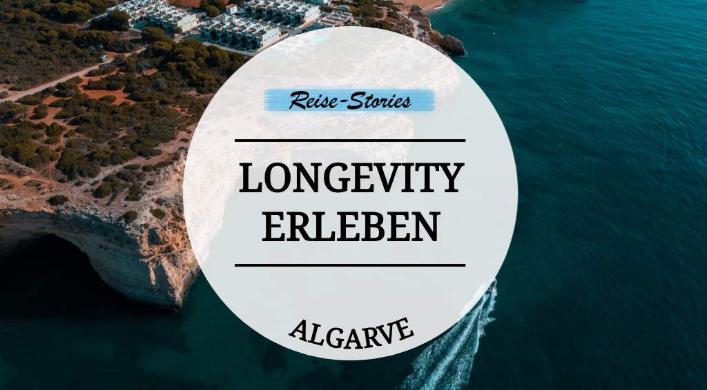 Luftaufnahme der Algarve-Küste mit Schriftzug Longevity erleben Algarve