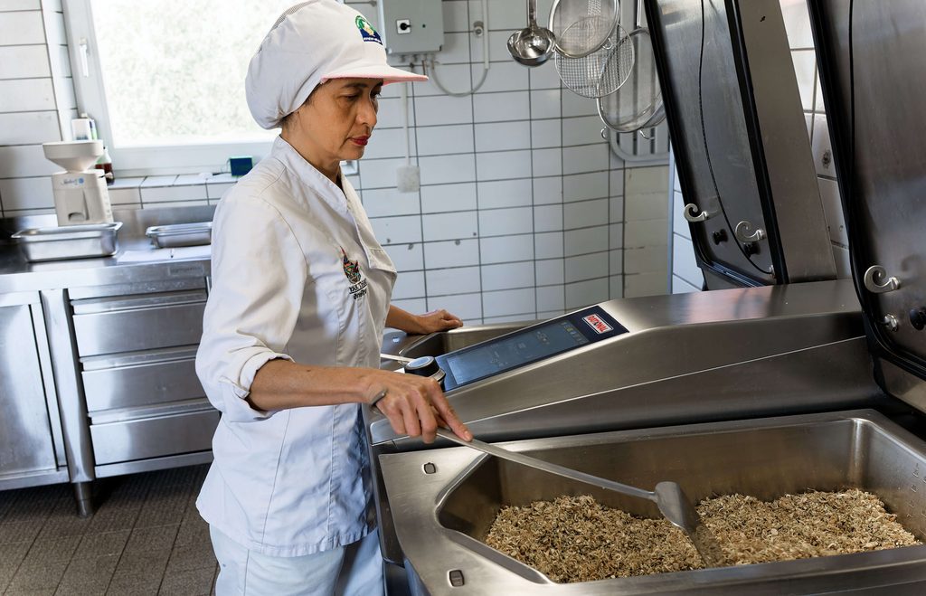 Chonticha röstet in der ehemaligen Metzgerei Gewürze für eine Currypaste.
