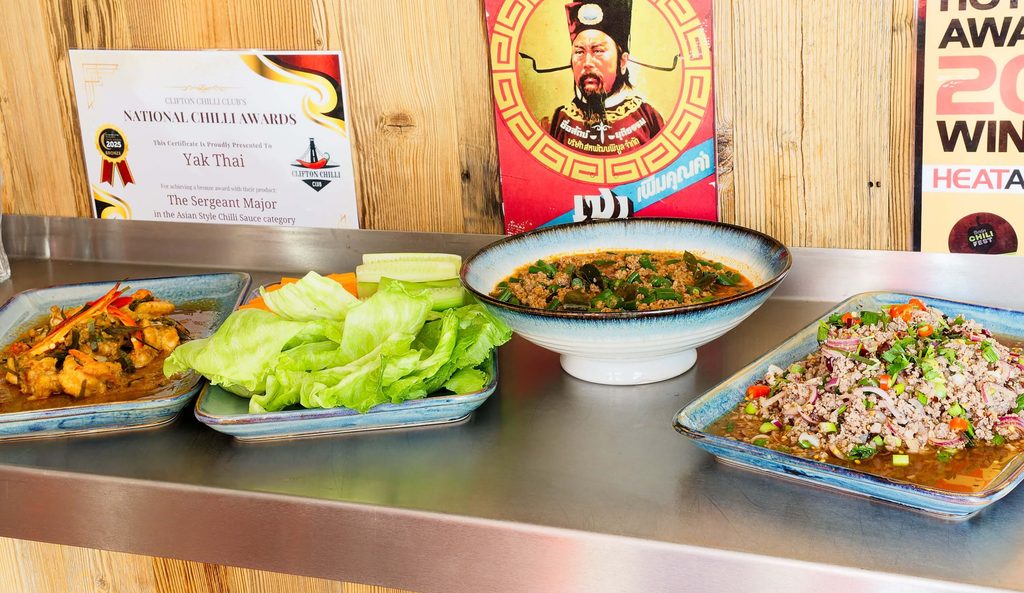 Freitags gibt es Streetfood in der ehemaligen Metzgerei: gebratene Garnelen und Pad Kapao 
