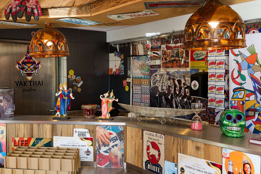 Filmplakate und Poster der Lieblingsbands von Chonticha schmücken die Streetfoodbar.
