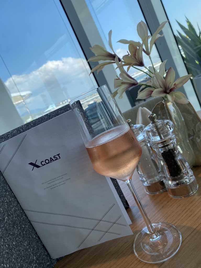 Das obligatorische Glas Champagner im X Bereich.